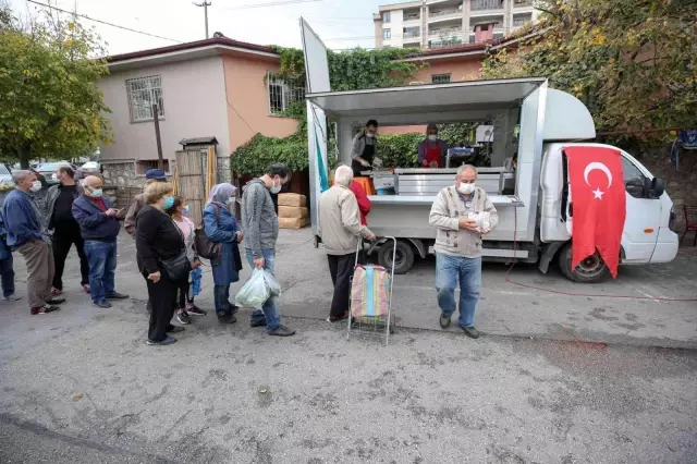 Nilüfer'de Mevlit Kandili'nde vatandaşlara lokma ikramı