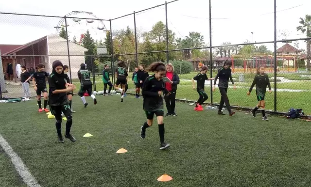 (Özel haber) Meşin yuvarlığın peşinde erkeklere taş çıkardılar
