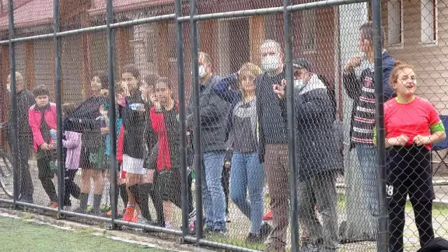 (Özel haber) Meşin yuvarlığın peşinde erkeklere taş çıkardılar