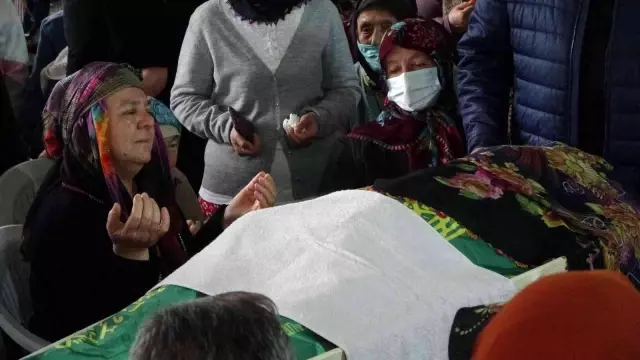 Samsun'daki otobüs kazasında hayatını kaybeden 2 kadın son yolculuğuna uğurlandı