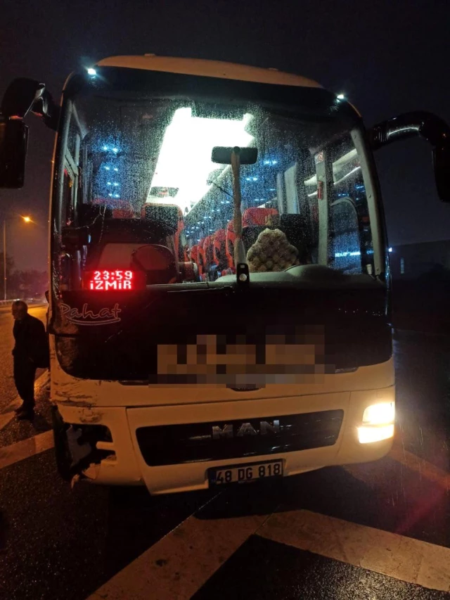 TEM'de yolcu otobüsü ile otomobil çarpıştı: 2 yaralı