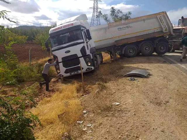 Yoldan çıkan tır yolu trafiğe kapattı