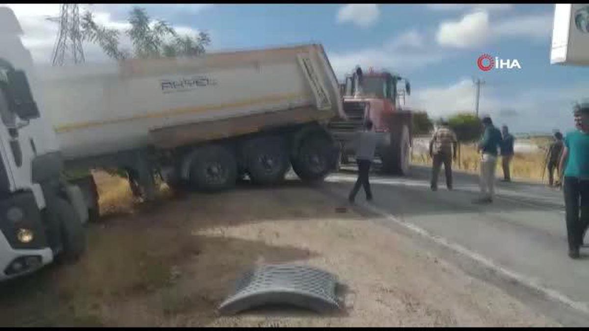 Yoldan çıkan tır yolu trafiğe kapattı