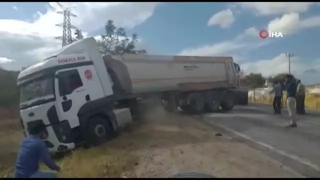 Yoldan çıkan tır yolu trafiğe kapattı