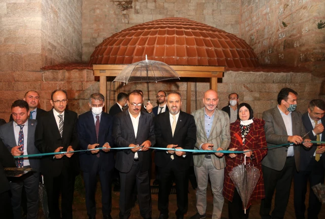 Bursa'da 2 bin 300 yıllık tarihi 'Zindan Kapı' onarımın akabinde sanata açıldı