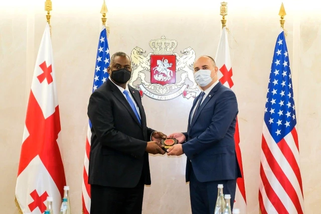 ABD Savunma Bakanı Lloyd Austin, mevkidaşı Juansher Burchuladze ile Gürcistan'da bir ortaya geldi
