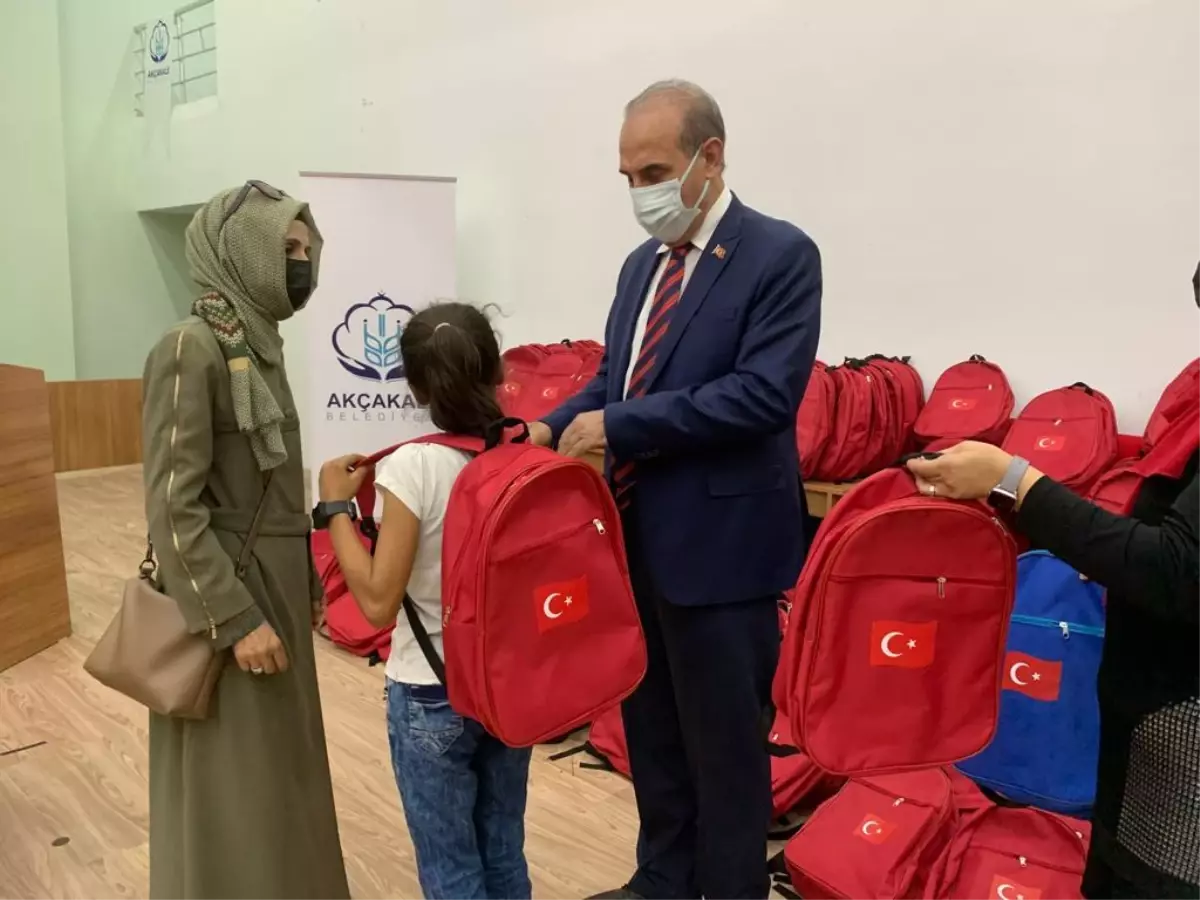 Akçakale'de 300 öğrenciye kırtasiye malzemesi yardımı yapıldı