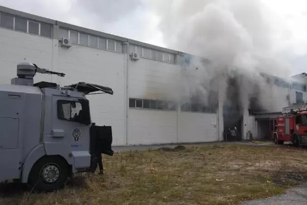 AMBALAJ FABRİKASINDAKİ YANGINA TOMA'LI MÜDAHALE