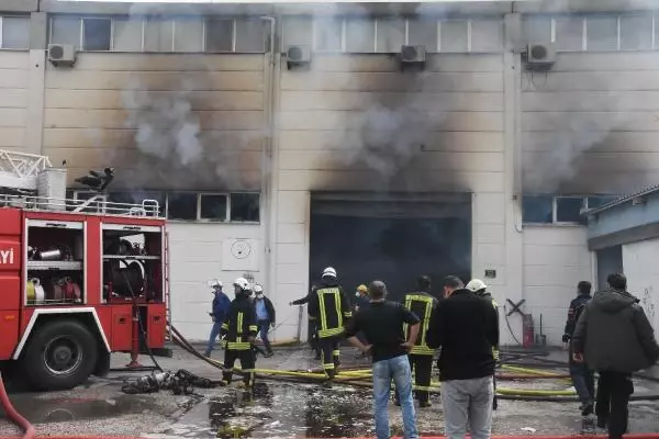 AMBALAJ FABRİKASINDAKİ YANGINA TOMA'LI MÜDAHALE
