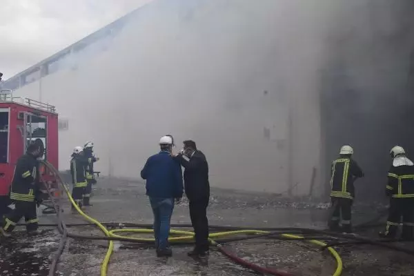 AMBALAJ FABRİKASINDAKİ YANGINA TOMA'LI MÜDAHALE
