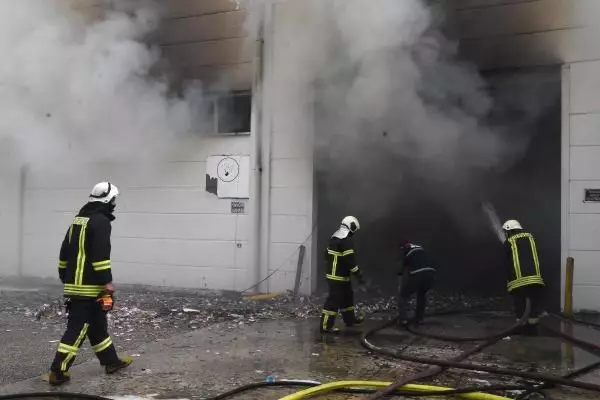 AMBALAJ FABRİKASINDAKİ YANGINA TOMA'LI MÜDAHALE
