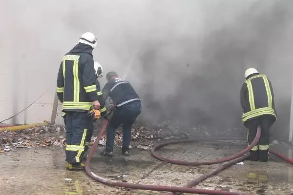 AMBALAJ FABRİKASINDAKİ YANGINA TOMA'LI MÜDAHALE