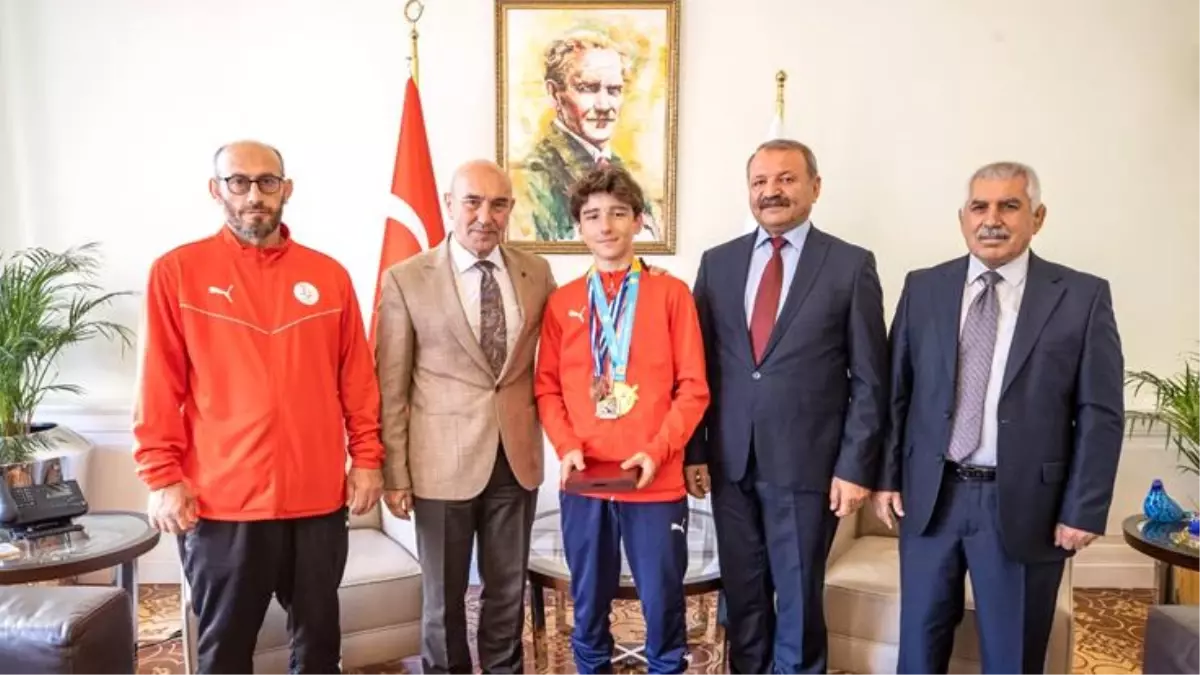 Başkan Soyer plaj güreşi şampiyonu Miraç Saraç'ı ağırladı