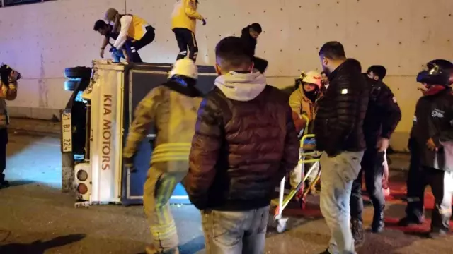 Bayrampaşa'da otomobilin çarptığı sebze yüklü kamyon devrildi: 2 yaralı
