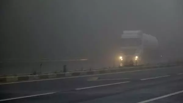 Bolu Dağı'nda sis ve yağmur, ulaşımda aksamalara neden oldu