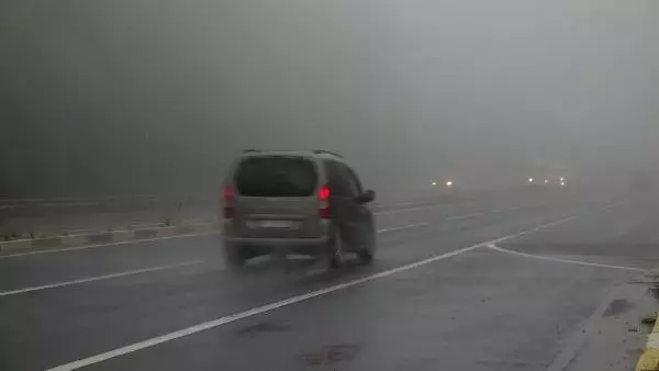 Bolu Dağı'nda sis ve yağmur, ulaşımda aksamalara neden oldu