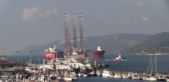 ÇANAKKALE - Dev platform taşıyan gemi Çanakkale Boğazı'ndan geçişine başladı