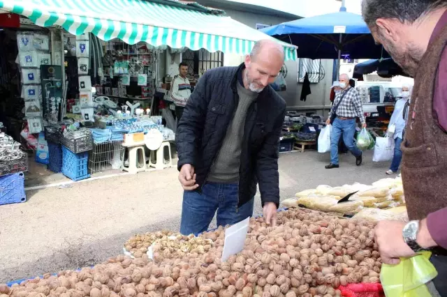 Enflasyonun tersine gidiyor! Geçen yıl 50 liraya satılan ceviz, bu yıl 20 liraya düştü Enflasyonun tersine gidiyor! Geçen yıl 50 liraya satılan ceviz, bu yıl 20 liraya düştü