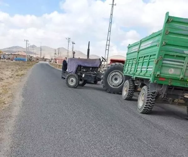Dedesinin kullandığı traktörden düşen çocuk, tekerleğin altında kalarak can verdi