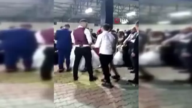 Son dakika haber: Düğünde korkutan görüntü... Grup halinde geldiler, havaya ateş açıp takılarını taktılar