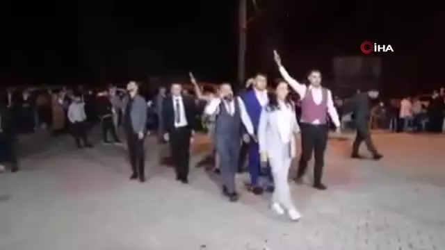 Son dakika haber: Düğünde korkutan görüntü... Grup halinde geldiler, havaya ateş açıp takılarını taktılar