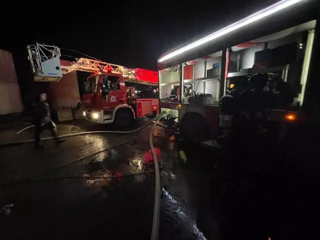 Geri dönüşümden enerji üreten fabrikada çıkan yangın hasara neden oldu