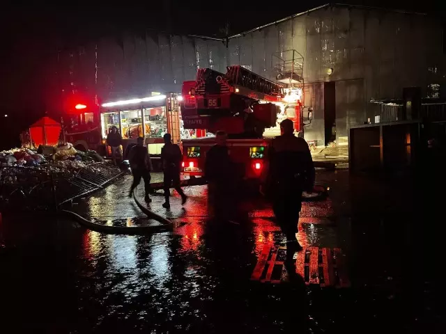 Geri dönüşümden enerji üreten fabrikada çıkan yangın hasara neden oldu