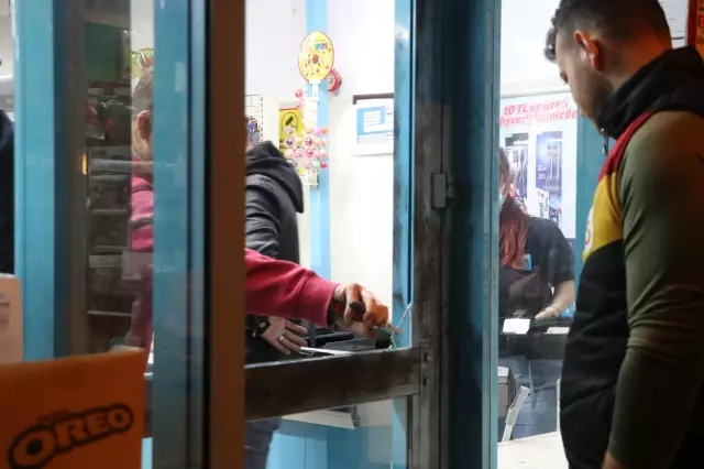Hırsızlık zanlısı marketi soyduktan sonra kapının camını kırarak kaçtı