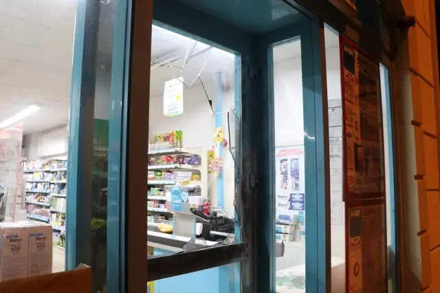 Hırsızlık zanlısı marketi soyduktan sonra kapının camını kırarak kaçtı