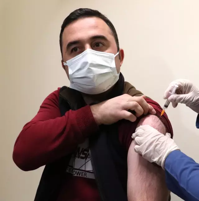 TURKOVAC Faz-3 çalışması kapsamında gönüllüler aşılanıyor
