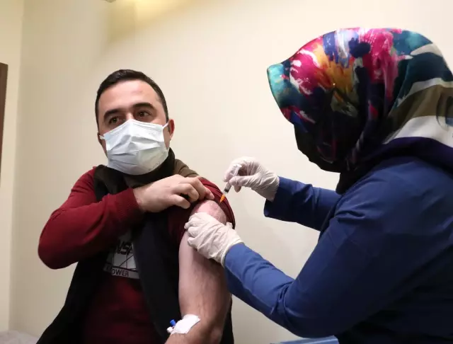 TURKOVAC Faz-3 çalışması kapsamında gönüllüler aşılanıyor