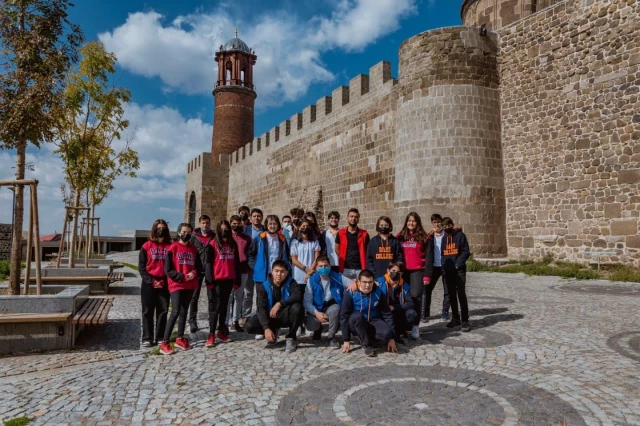 Erzurumlu öğrenciler kentteki tarihi yerleri gezdi