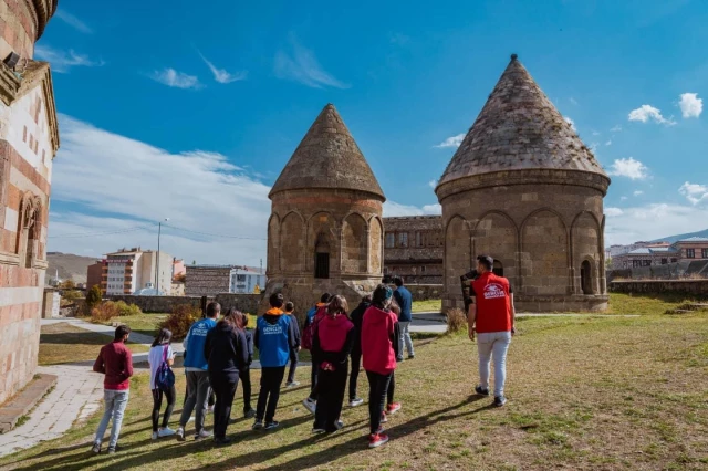 Erzurumlu öğrenciler kentteki tarihi yerleri gezdi