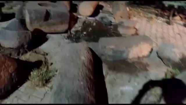 Farklı dönemlere ait sütun parçaları ve mezar taşları ele geçirildi