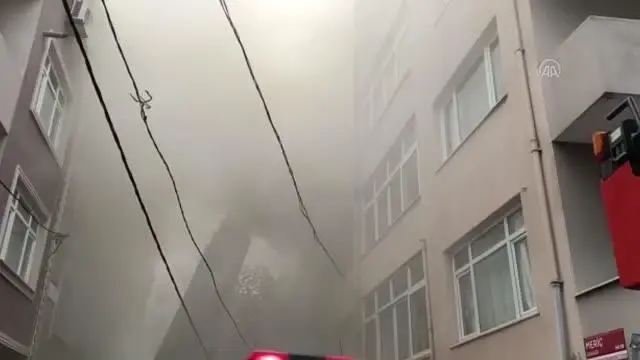 Son Dakika | Gaziosmanpaşa'da binanın çatı katında çıkan yangın söndürüldü