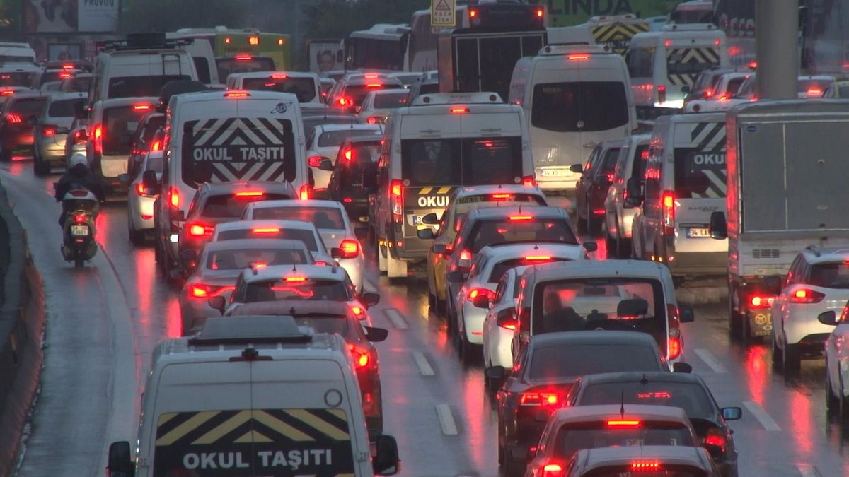 Evden çıkacaklar dikkat! İstanbul'da 15 Temmuz Köprüsü ve Kadıköy D 100'de trafik akmıyor