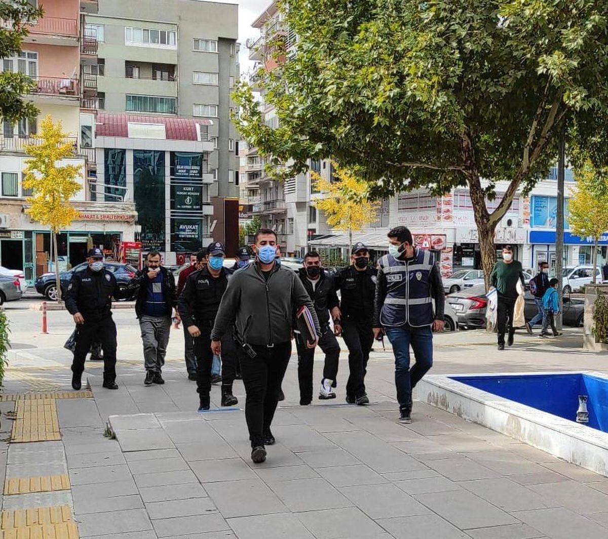 Hırsızlık şüphelisinden gazetecilere: Biz teröristiz çek çek, neyi çekiyorsunuz