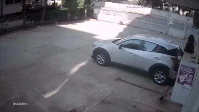 Hırsızlık yaptıkları iddiasıyla yakalanan 2 kız kardeşten biri tutuklandı
