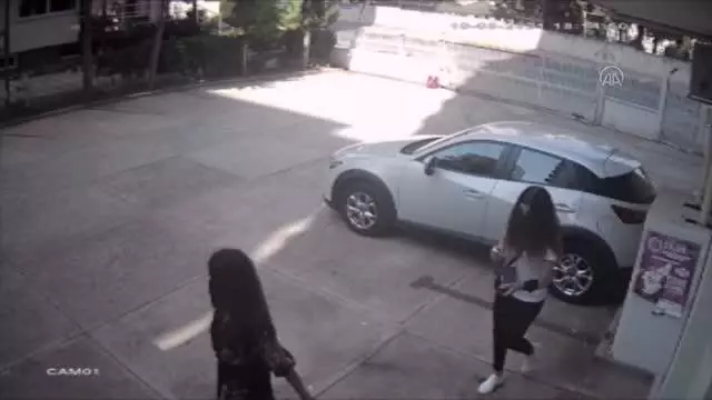 Hırsızlık yaptıkları iddiasıyla yakalanan 2 kız kardeşten biri tutuklandı