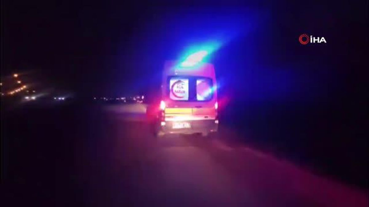 Hızını alamayan tır önce direğe, sonra deponun kapısına çarptı