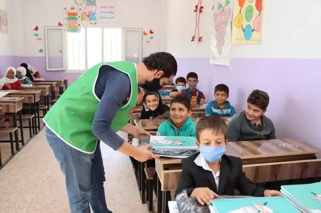 İHH'dan İdlib'deki ihtiyaç sahibi öğrencilere eğitim malzemesi desteği