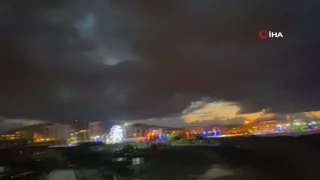 Son dakika haber! İskenderun Körfezi'nde gün batımında şimşekler görsel şölen oluşturdu