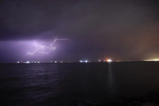 Son dakika haber! İskenderun Körfezi'nde gün batımında şimşekler görsel şölen oluşturdu