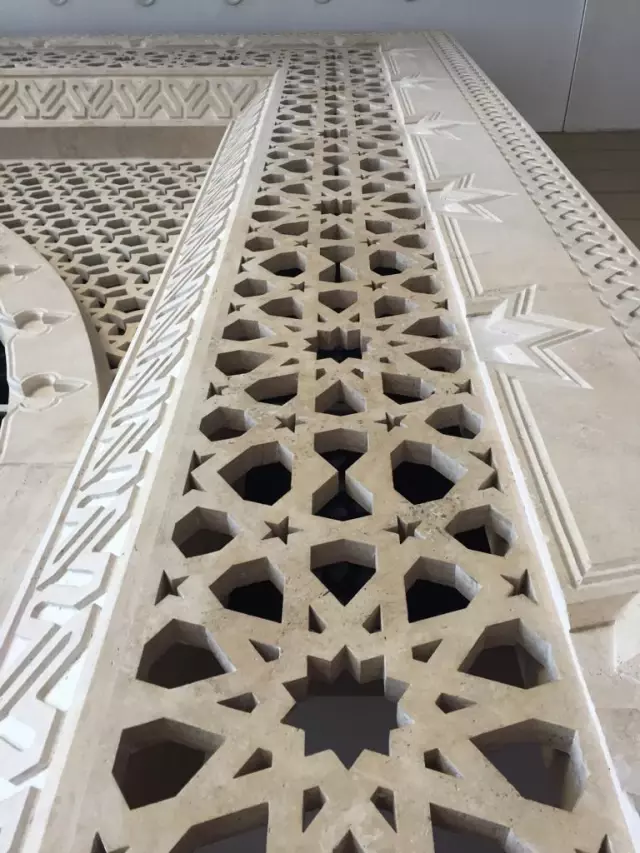 İslam taş işleme sanatının geometrik şekillerini elleriyle mermere işliyor