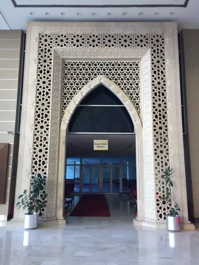 İslam taş işleme sanatının geometrik şekillerini elleriyle mermere işliyor