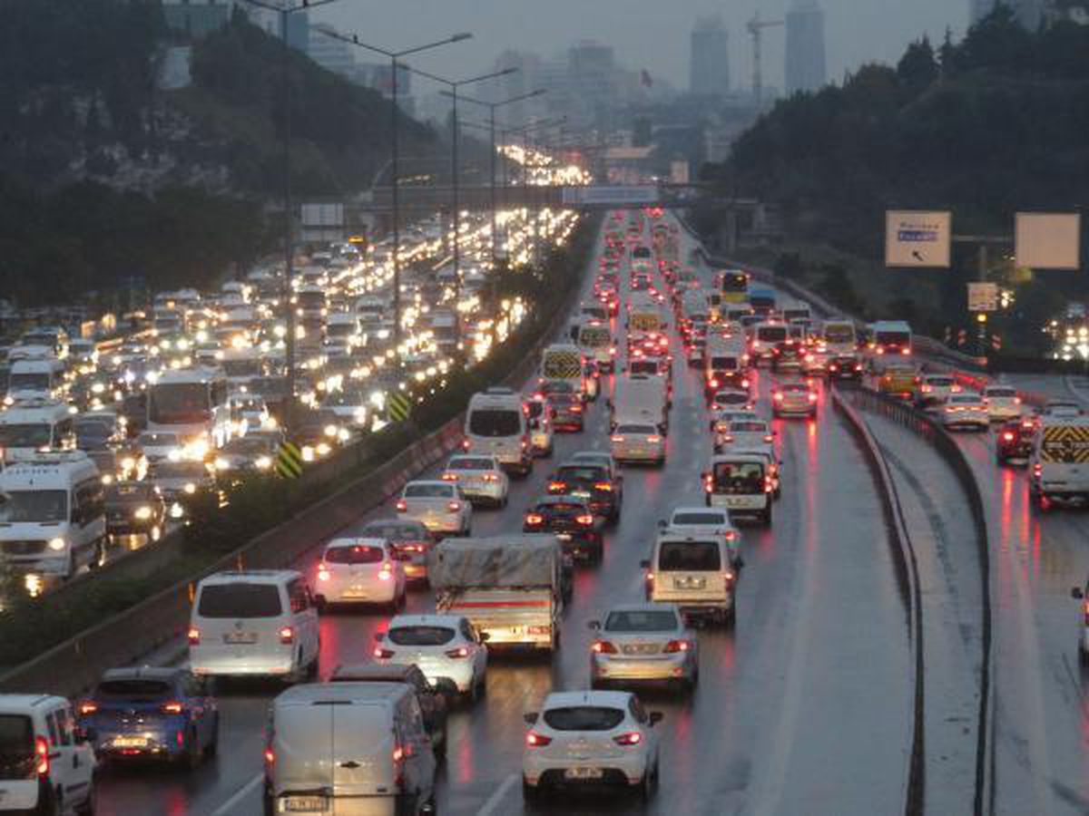 İSTANBUL'DA HAFTANIN İLK İŞ GÜNÜNDE TRAFİK YOĞUNLUĞU
