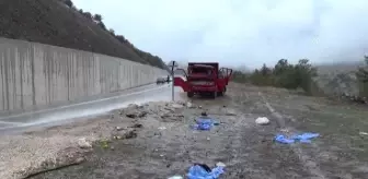 Minibüs: Tokat'ta kamyonet ile minibüsün çarpışması sonucu 2 kişi öldü, 13 kişi yaralandı Minibüs: Tokat'ta kamyonet ile minibüsün çarpışması sonucu 2 kişi öldü, 13 kişi yaralandı