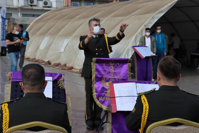 Kilis'te askeri bando takımından Büyük Zafer konseri