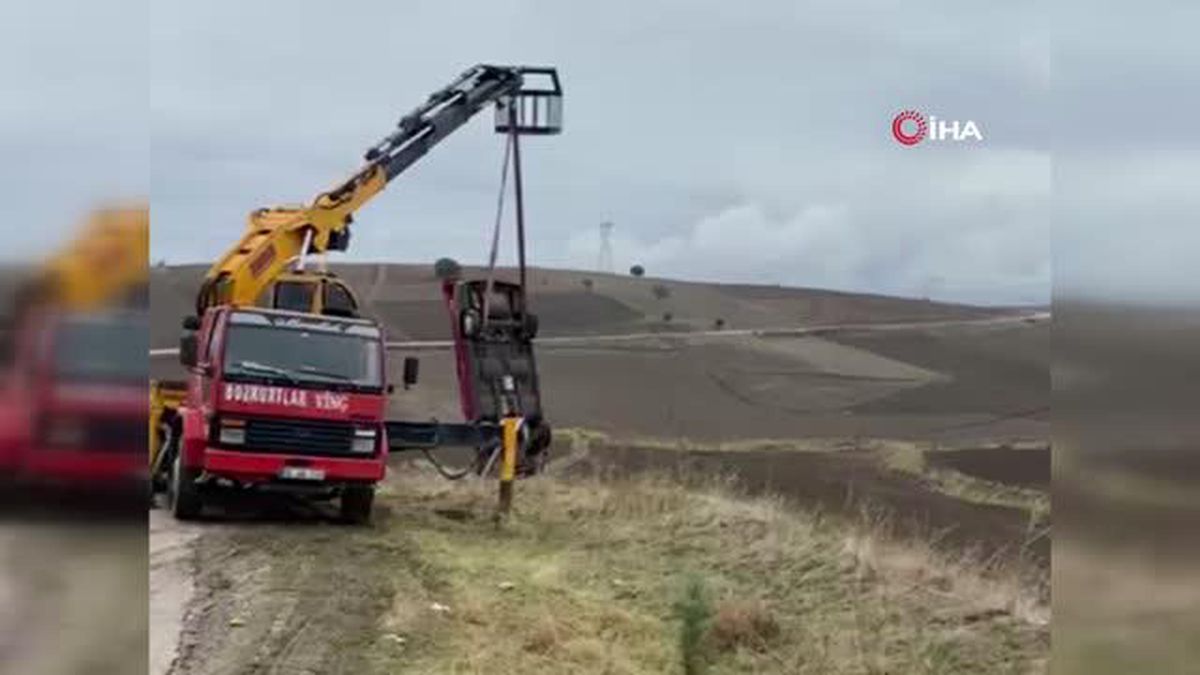 Kontrolden çıkan otomobil şarampole yuvarlandı: 2 yaralı