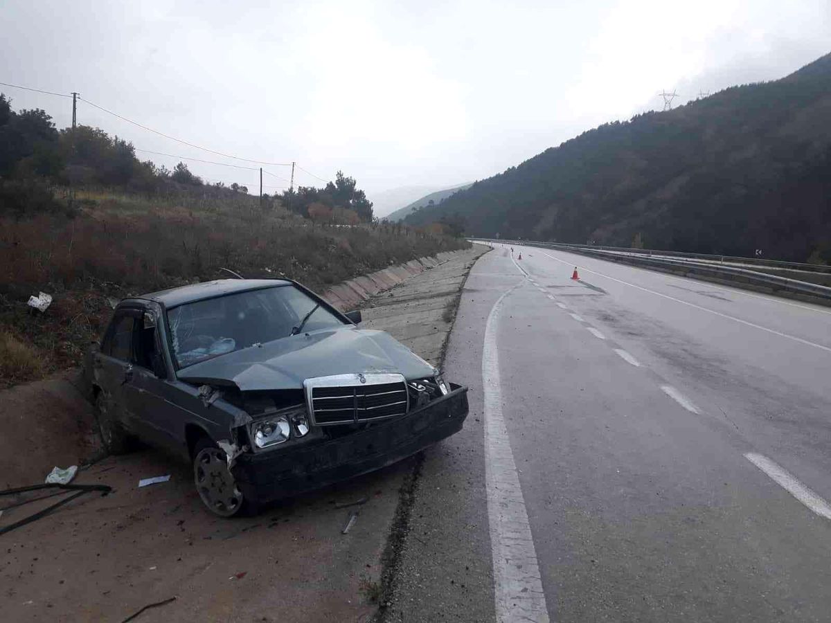 Lastiği patlayan otomobil su tahliye kanalına çarptı: 4 yaralı
